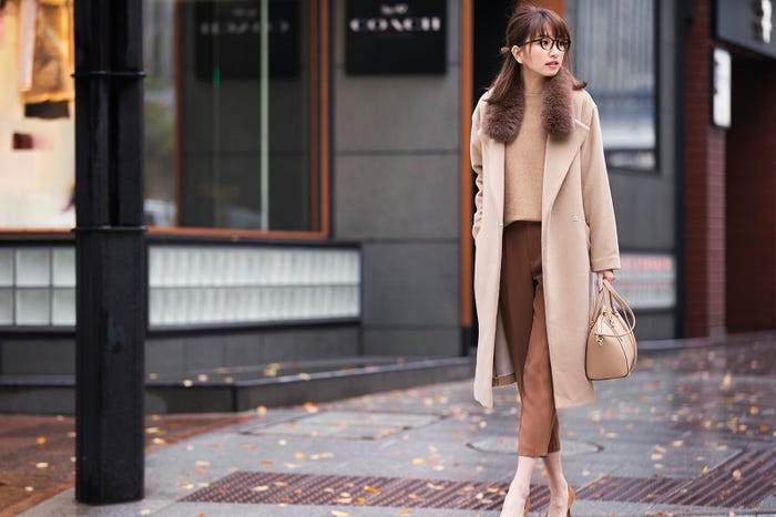 ファーコート¥59,000/Mystrada ボートネックニット¥9,900、テーパードパンツ¥13,000/ともにsophila メガネ¥7,900/JINS バッグ¥19,000/ダイアナ(ダイアナ 銀座本店) パンプス¥5,900/RANDA(C)TOPLOG