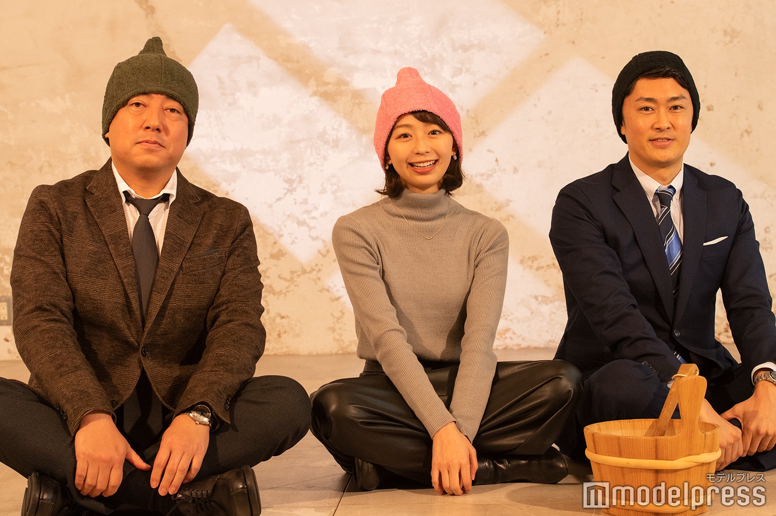 サウナハットを実際に着用！皆さんお似合いです／佐野瑞樹アナ、小室瑛莉子アナ、木下康太郎アナ （C）モデルプレス