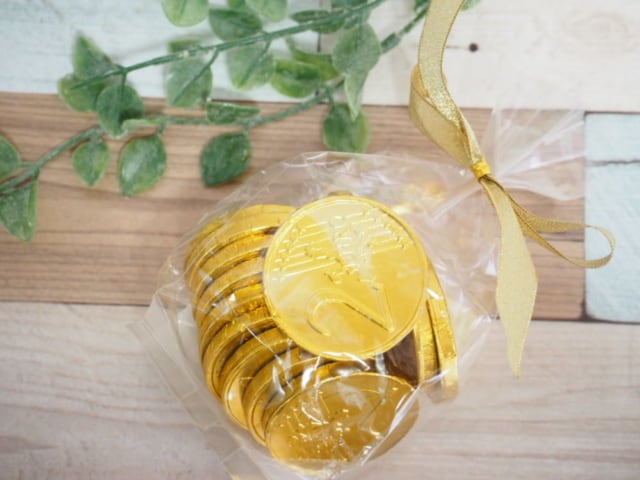 成城石井金貨チョコグリーンと一緒の写真