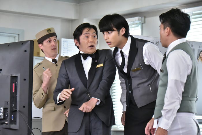 チャド・マレーン、渡辺いっけい、佐伯大地、宮川大輔/「崖っぷちホテル!」第8話より(C)日本テレビ