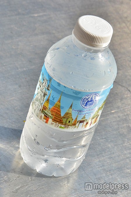 「ワット・ポー」がプリントされたオリジナルのお水
