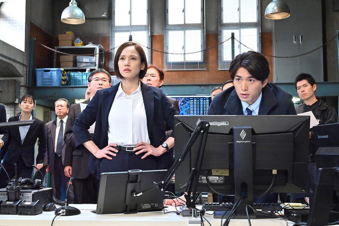 (中央左から)ソニン、白洲迅/「大病院占拠」第1話(C)日本テレビ