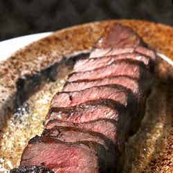 さくさく香ばしい表面をかじると中から肉汁が溢れ出す「U．S．熟成肉のステーキ（200g／1⼈前）」￥4，500