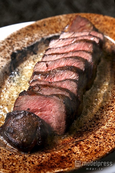さくさく香ばしい表面をかじると中から肉汁が溢れ出す「U．S．熟成肉のステーキ（200g／1⼈前）」￥4，500