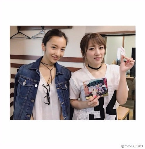 板野友美「今も親友だと思ってる」高橋みなみと再会2ショットに“いいね！”殺到