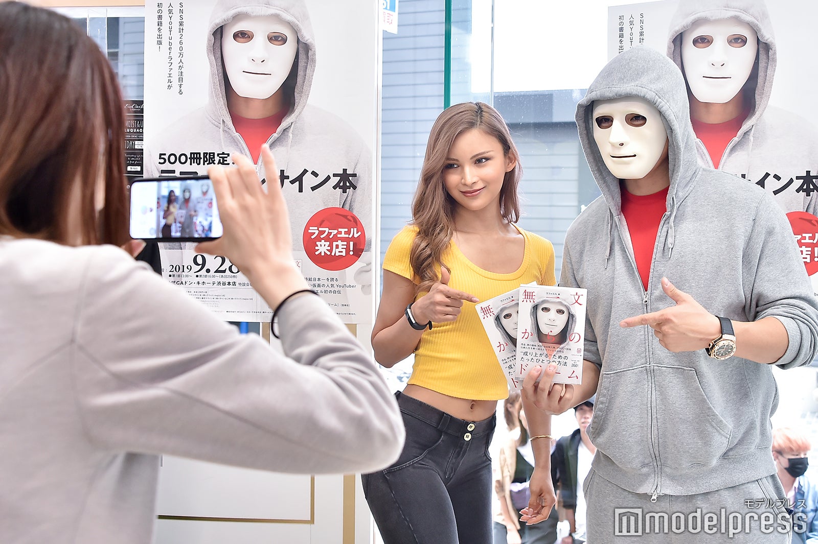 ラファエル初自伝本『無一文からのドリーム』サイン本お渡しイベントの様子（C）モデルプレス