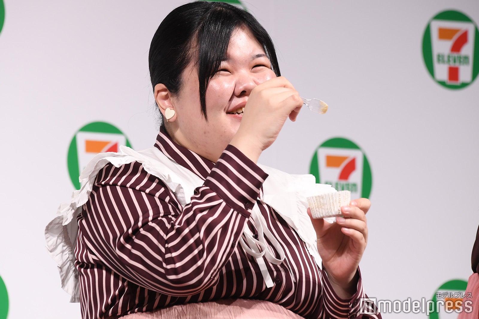 スイーツを頬張るあんり（C）モデルプレス