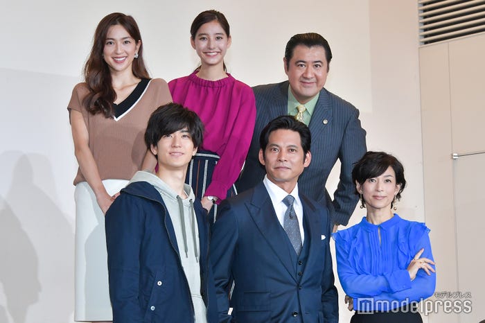 (前列左から)中島裕翔、織田裕二、鈴木保奈美(後列左から)中村アン、新木優子、小手伸也 (C)モデルプレス