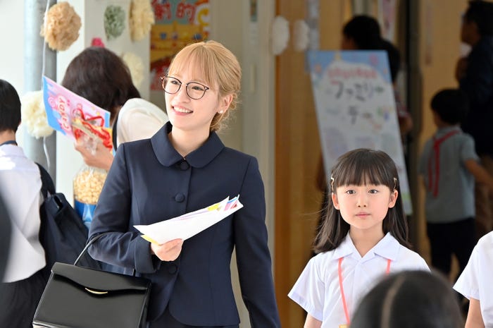 川栄李奈、池村碧彩「フェイクマミー」第4話(C)TBS