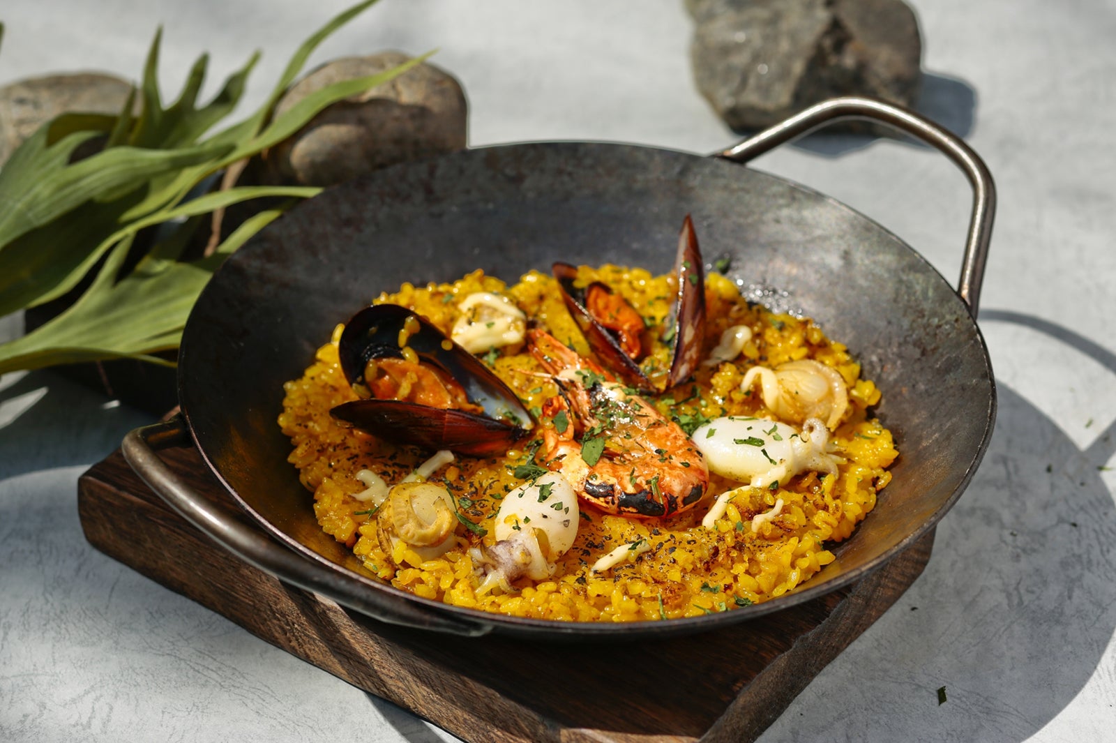 PREMIUM BEER TERRACE特製シーフードパエリア1,100円／画像提供：二子玉川ライズ