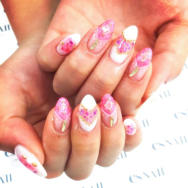 ピンクのフリンジネイル／画像提供：esNAIL