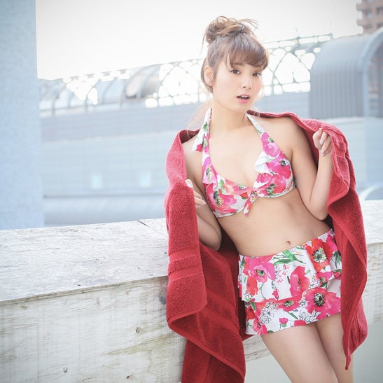 ポピー柄ペプラムスカート付ビキニ「バケスタ」16,000円(＋税)