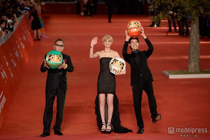(左から)三池崇史監督、山崎紘菜、福士蒼汰
