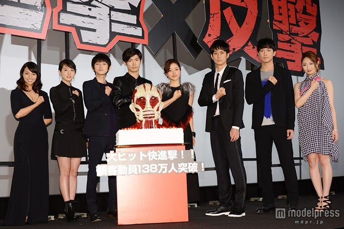 (左から)水崎綾女、桜庭ななみ、本郷奏多、三浦春馬、石原さとみ、平岡祐太、渡部秀、武田梨奈