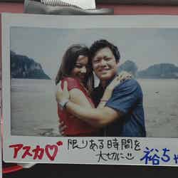 ラブワゴンに貼られたアスカ、裕ちゃんの写真／「あいのり：Asian Journey」第17話より（C）フジテレビ