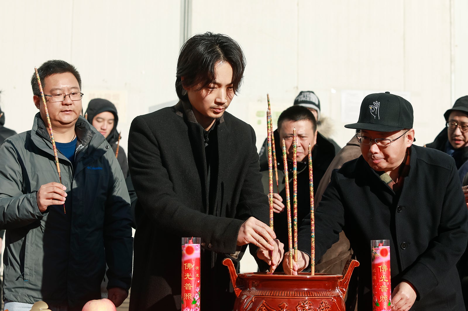 安全を祈念する綾野剛 （提供画像）