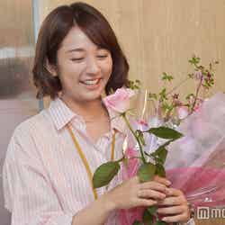 木村文乃／亀梨さんからもらった一輪のバラと菜々緒さんからもらった花束を抱え、とっても嬉しそうでした （C）モデルプレス