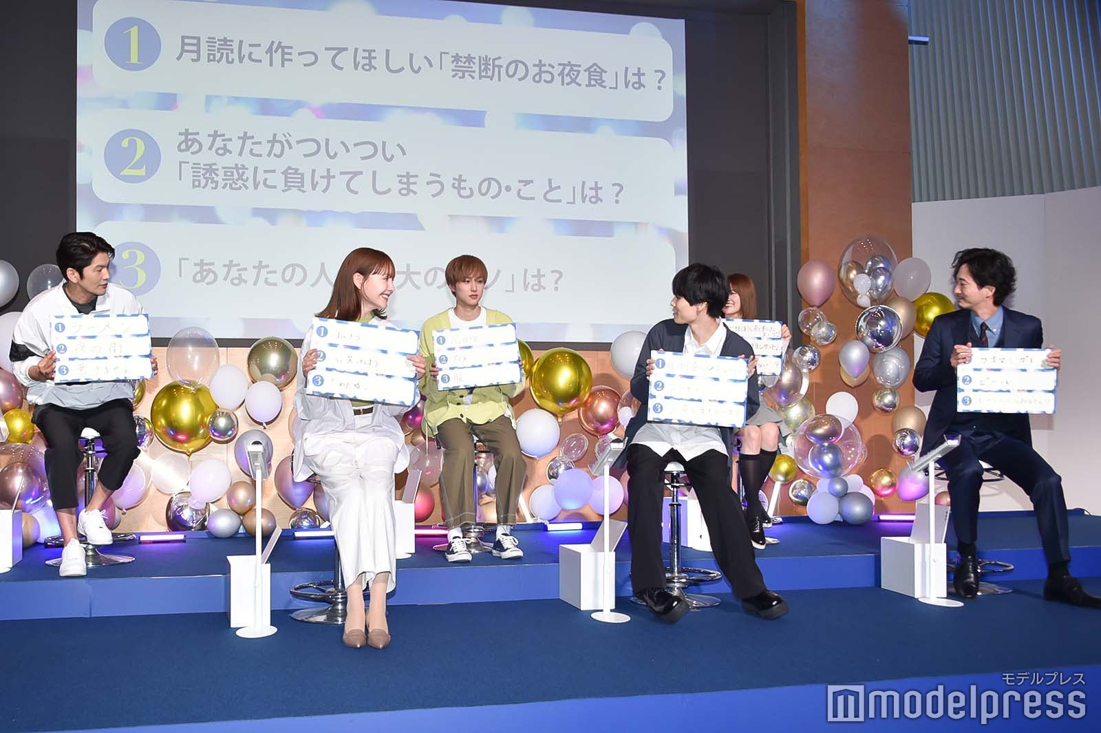 フリップを見るキャストたち／（後列左から）丸山智己、尾崎匠海、樋口日奈、（前列左から）トリンドル玲奈、萩原利久、浅香航大（C）モデルプレス（C）モデルプレス（C）モデルプレス（C）モデルプレス