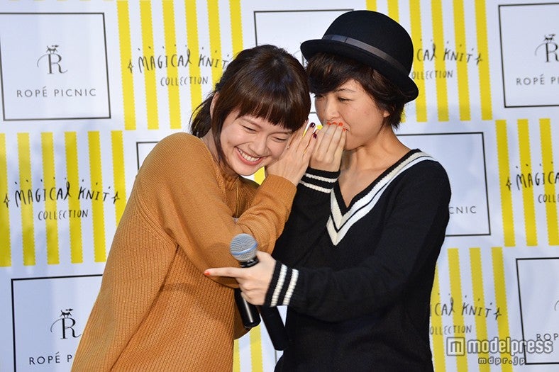 パントマイムをレクチャーしてもらう多部未華子（左）