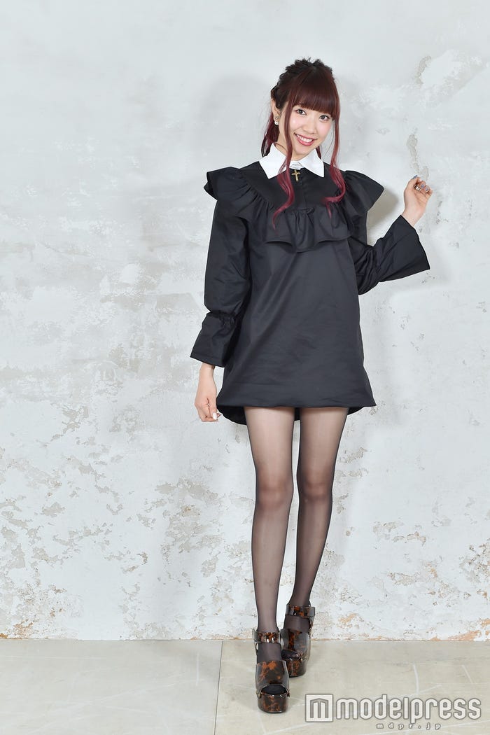 私服/オールブラックだけど、胸元フリルで女性らしさは忘れない/ひなんちゅ(C)モデルプレス