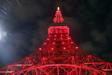 右も左も中国語… 1日限りの「レッドライトアップ」で東京タワーが中国に 東京タワーが1日限りのレッドライトアップ。点灯式に参加するも…。