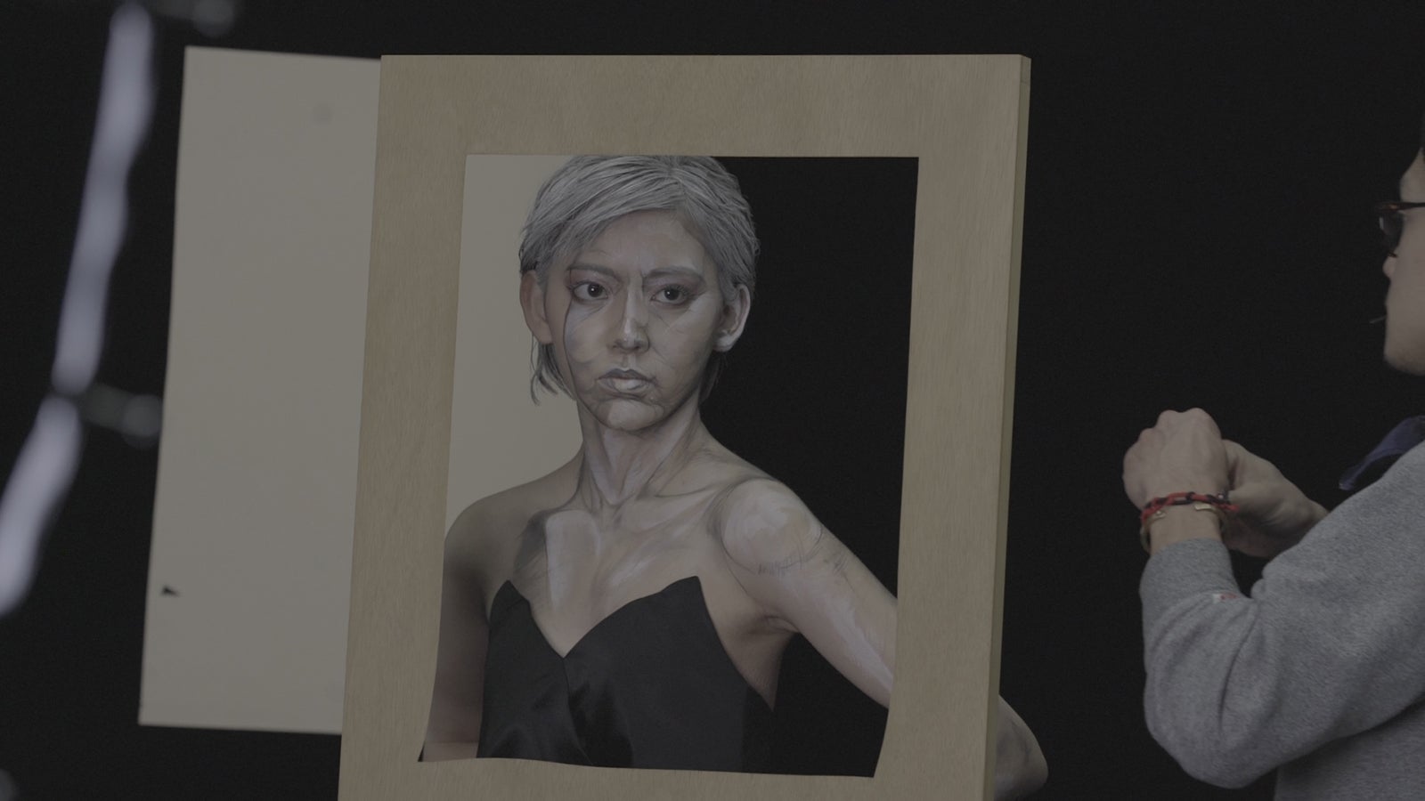 宮脇咲良・ＷＥＢムービー 「絵画に隠されたヒミツ」（提供写真）