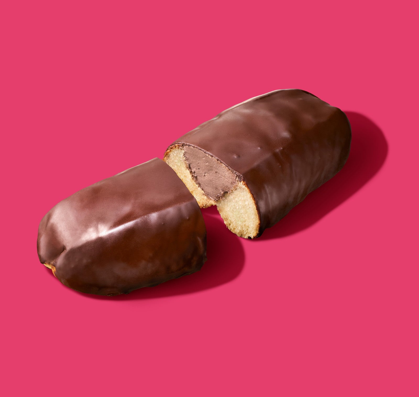 ファミマ新作“チョコ生コッペ”「本気のチョコがけパン」シリーズに登場 たっぷりホイップをサンド