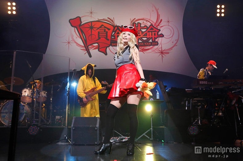 アニメ「ポケットモンスターXY」のヒロイン・セレナのコスプレに身を包んだ中川翔子