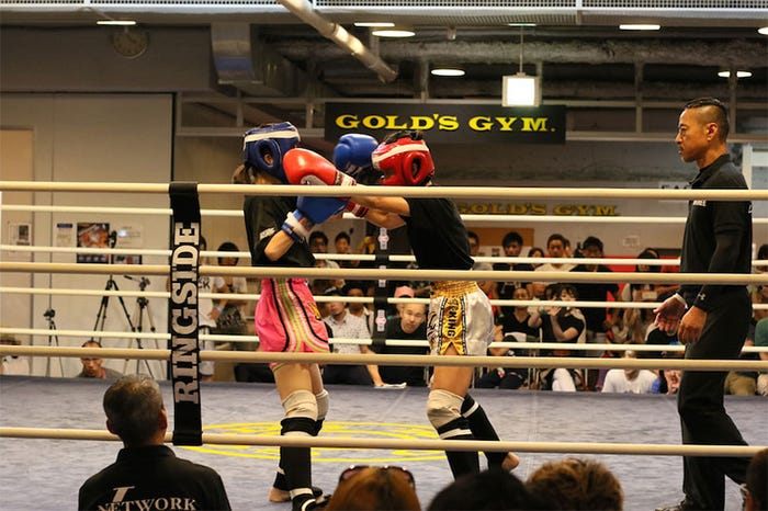 試合中の持永真実(右)/画像提供:所属事務所