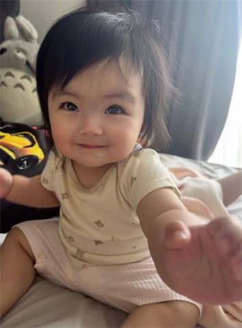 川崎希、次女・グーちゃんの笑顔で始まる朝にほっこり「ニコニコで起きました」