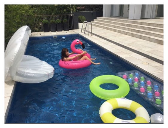 プール落下前の内田理央/公式ブログ(Ameba)より