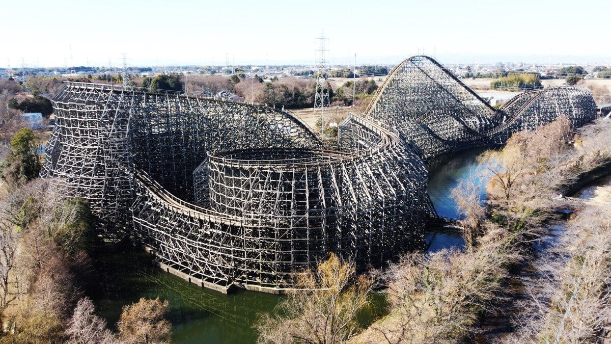 東武動物公園「水上木製コースターレジーナ」の全景