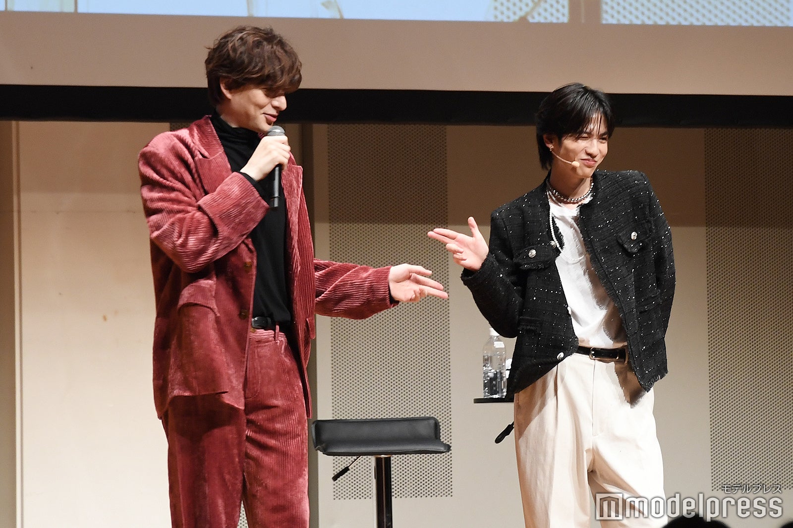 「修二と彰」風に決めポーズをする城田優と志尊淳（C）モデルプレス