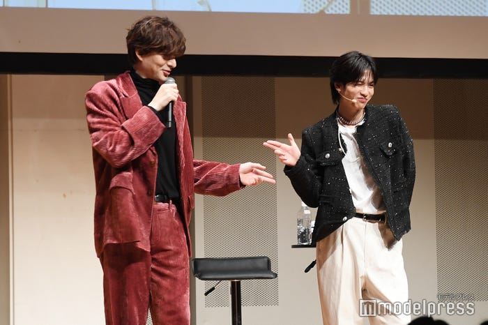 「修二と彰」風に決めポーズをする城田優と志尊淳(C)モデルプレス