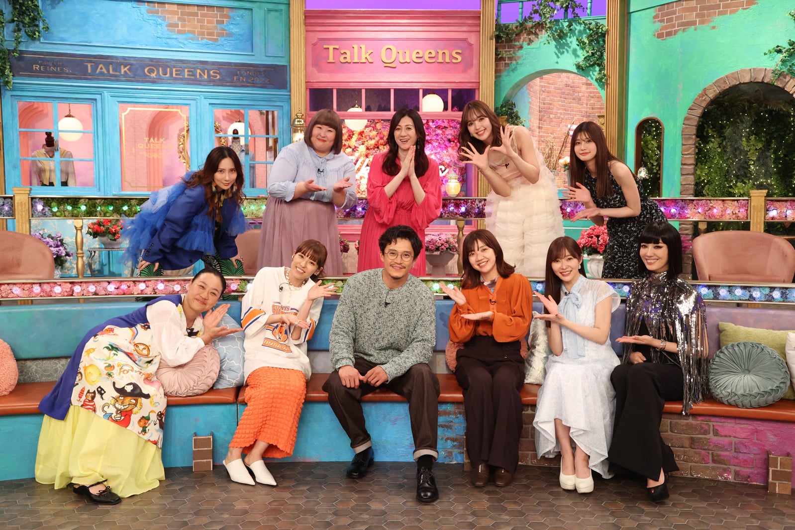 （前列左から）いとうあさこ、若槻千夏、小栗旬、福田麻貴、指原莉乃、アンミカ（後列左から）ファーストサマーウイカ、かなで、野々村友紀子、藤田ニコル、生見愛瑠（C）フジテレビ