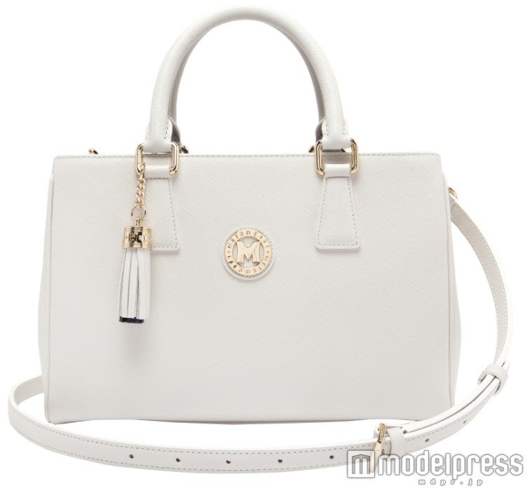 今年はスクエアバッグがアツい！ホワイト×ゴールドでレディな甘さを取り入れて