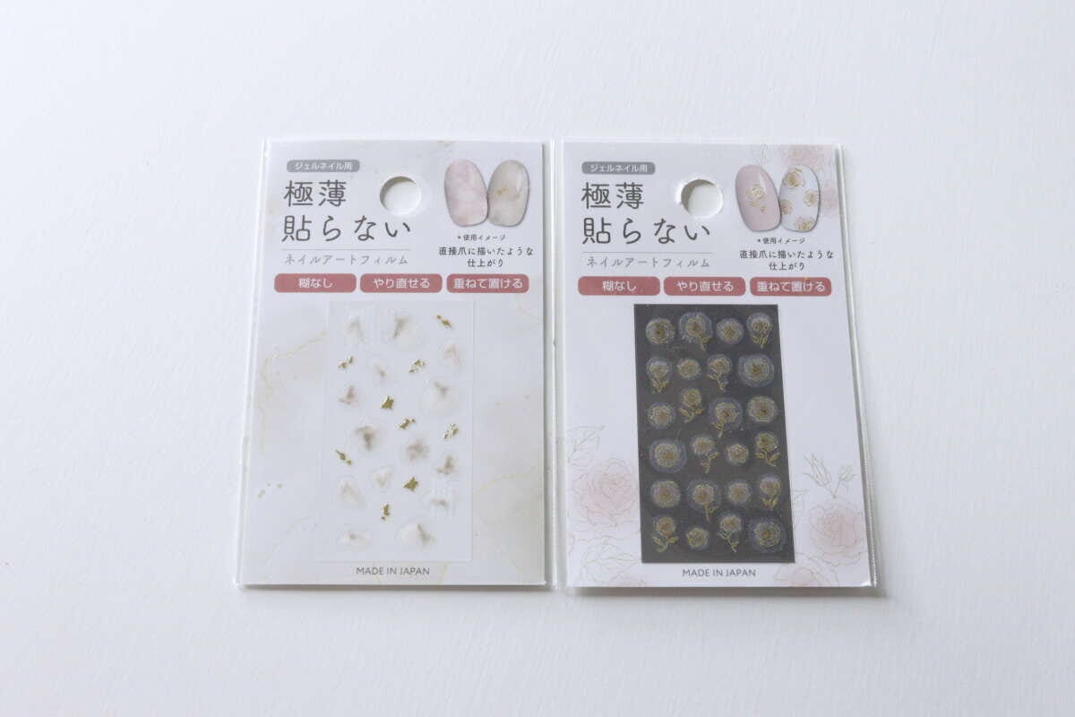 セリアのネイルアートフィルムニュアンスとロマンティック薔薇のパッケージが並んだ状態 セリアのネイルアートフィルムニュアンスとロマンティック薔薇のパッケージが並んだ状態