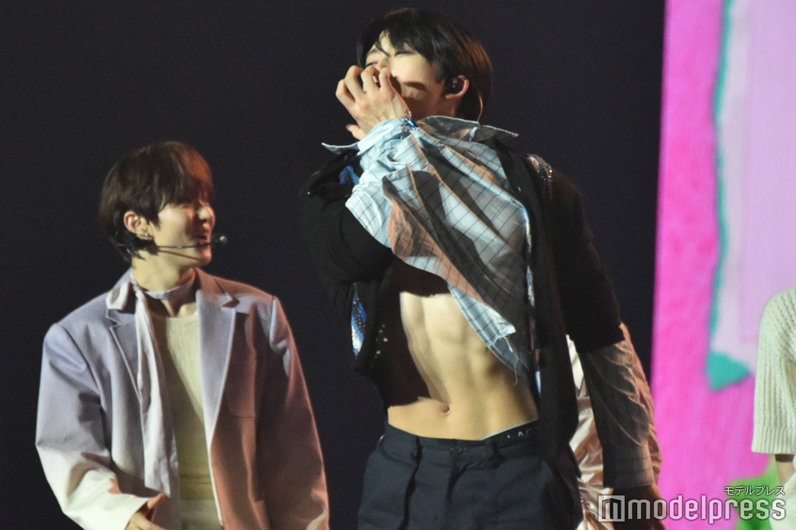 &TEAM、FUMAが美腹筋大胆披露 新曲「五月雨」韓国語バージョンも初公開【KCON JAPAN 2024／KCON STAGE】