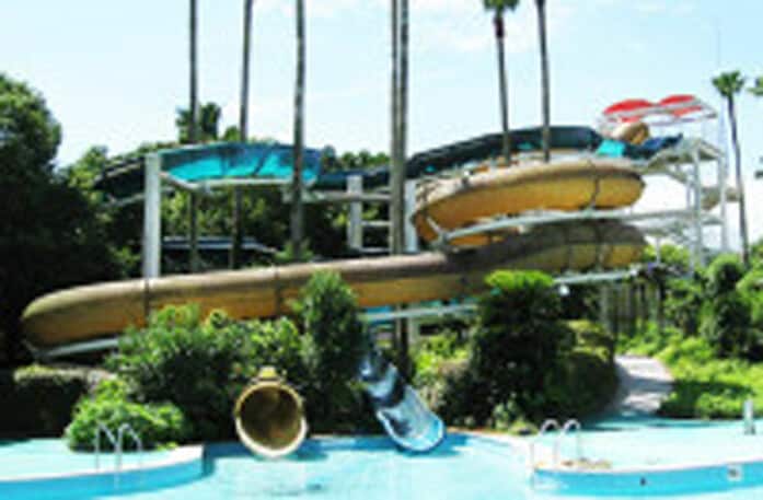 「スライダープール」のスライダーは、全長14ｍが2コース、全長11.5ｍが1コースあります