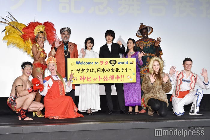 高畑充希、山崎賢人(中央)(C)モデルプレス