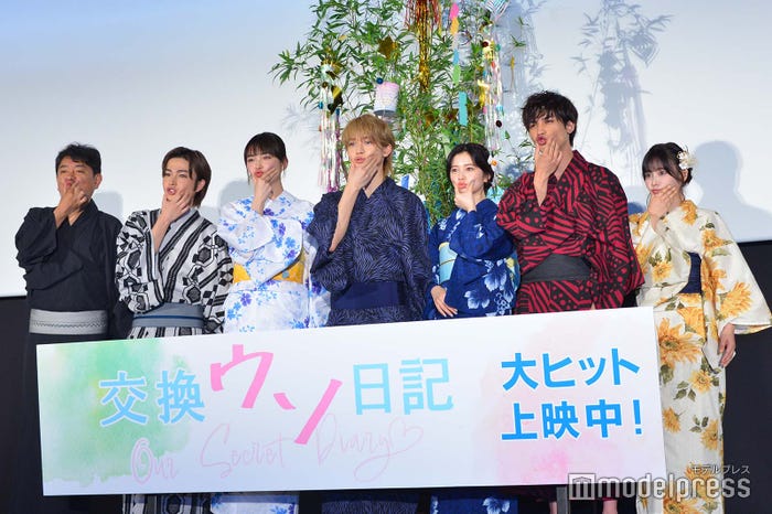 (左から)“ムニュ”ポーズをする竹村謙太郎監督、曽田陵介、茅島みずき、高橋文哉、桜田ひより、板垣瑞生、齊藤なぎさ(C)モデルプレス