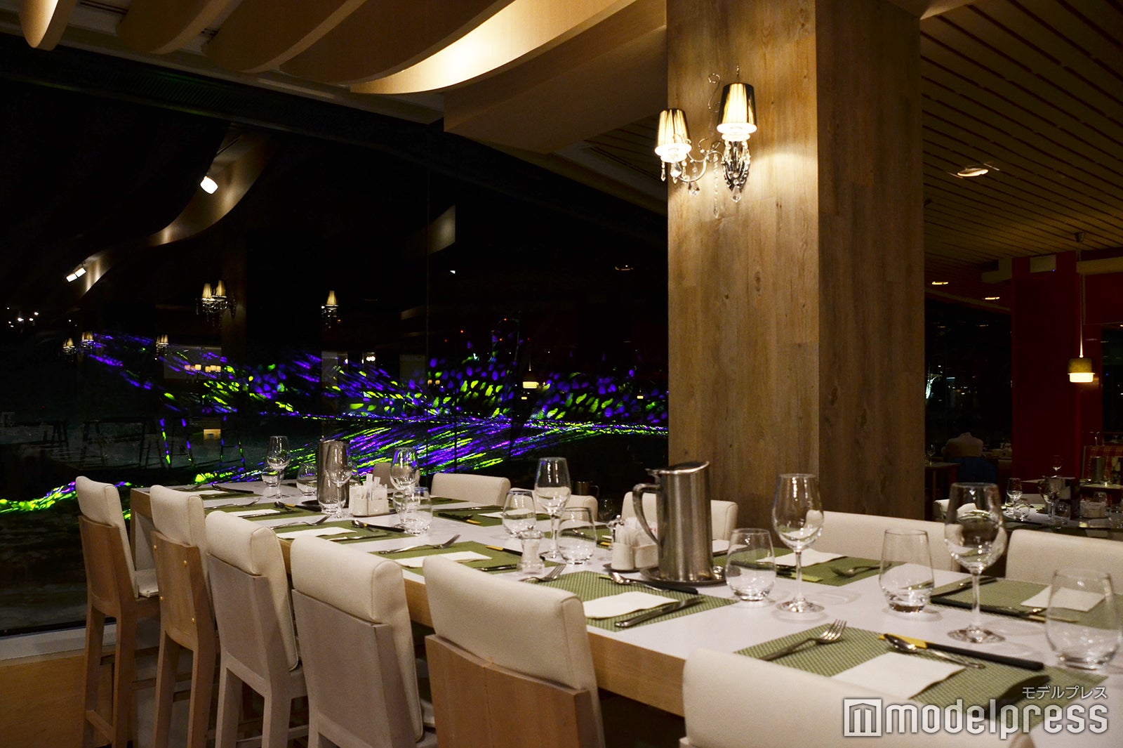 メインレストランでも食事しながらライトアップを眺められる（C）モデルプレス