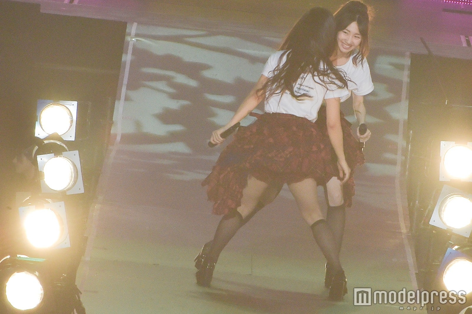 柏木由紀VS白間美瑠の場外乱闘？このあとじゃんけんで柏木がやっと通してもらう「AKB48単独コンサート～ジャーバージャって何？～」昼公演 （C）モデルプレス