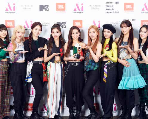 NiziU、ハプニングも笑顔で乗り切る「Best Buzz Award」受賞<MTV VMAJ 2021 -THE LIVE->