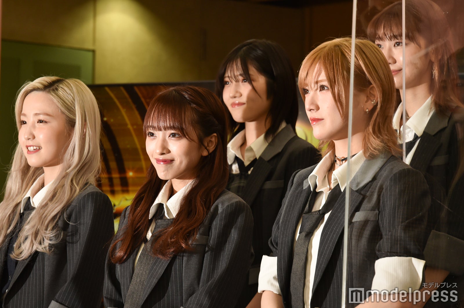 AKB48（後列）村山彩希、柏木由紀（前列）本田仁美、向井地美音、岡田奈々 （C）モデルプレス