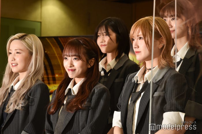 AKB48(後列)村山彩希、柏木由紀(前列)本田仁美、向井地美音、岡田奈々 (C)モデルプレス