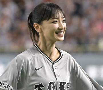「どんどん若返ってる！」話題の美人アナが東京D降臨 何歳！？ 鍛えてる！ふくらはぎ筋肉ピキーン 奇跡の投球姿に「かっこいい」「アイドル？」「女神」