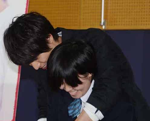 福士蒼汰がバックハグで腕まくり “胸キュン”シーンを女子高生にプレゼント