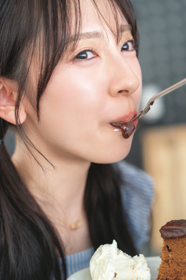 日向坂46金村美玖、“もぐもぐ”手作りザッハトルテ頬張る 2nd写真集先行カット第11弾解禁【機微】