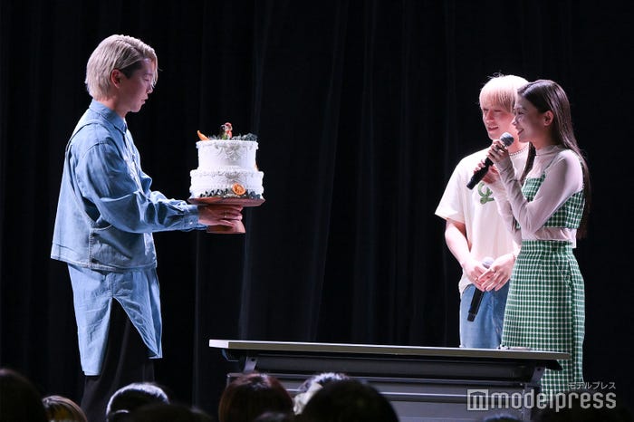 れんゆなへの誕生日ケーキが登場(C)モデルプレス